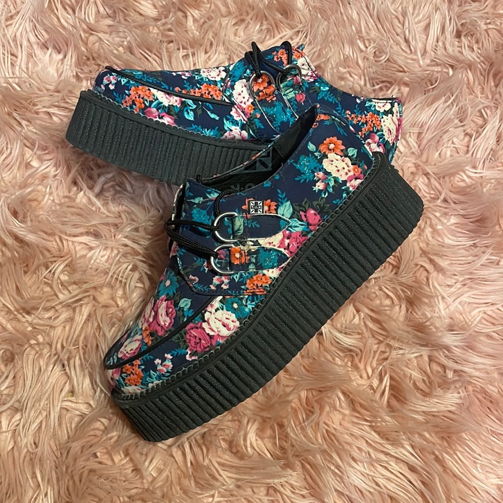 TUK floral creepers!! Very rare and unique Men’s 6 - Women’s 8